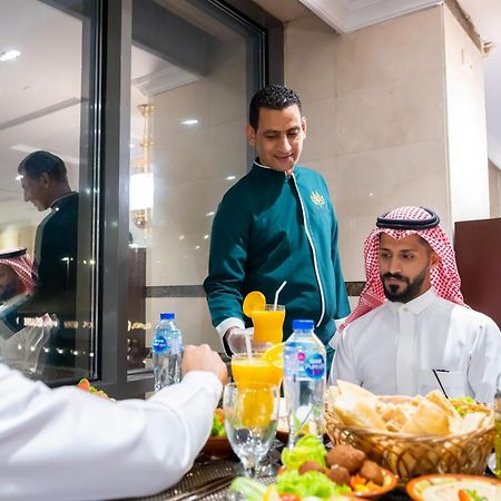 Shaza Regency Plaza Al Madinah Hotell Medina Exteriör bild A waiter serving guests at a restaurant in Riyadh, Saudi Arabia