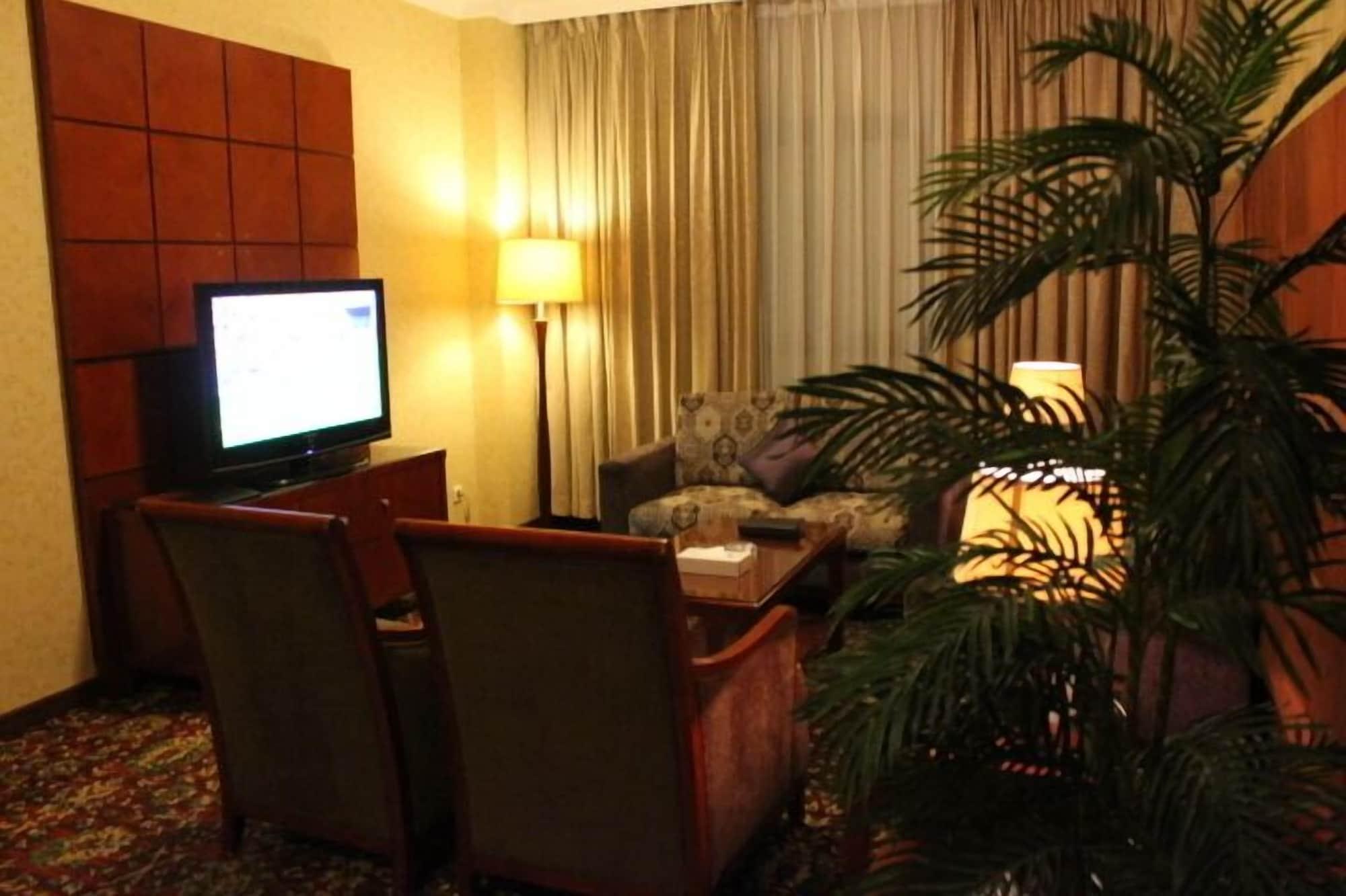 Shaza Regency Plaza Al Madinah Hotell Medina Exteriör bild A living room in a typical hotel suite