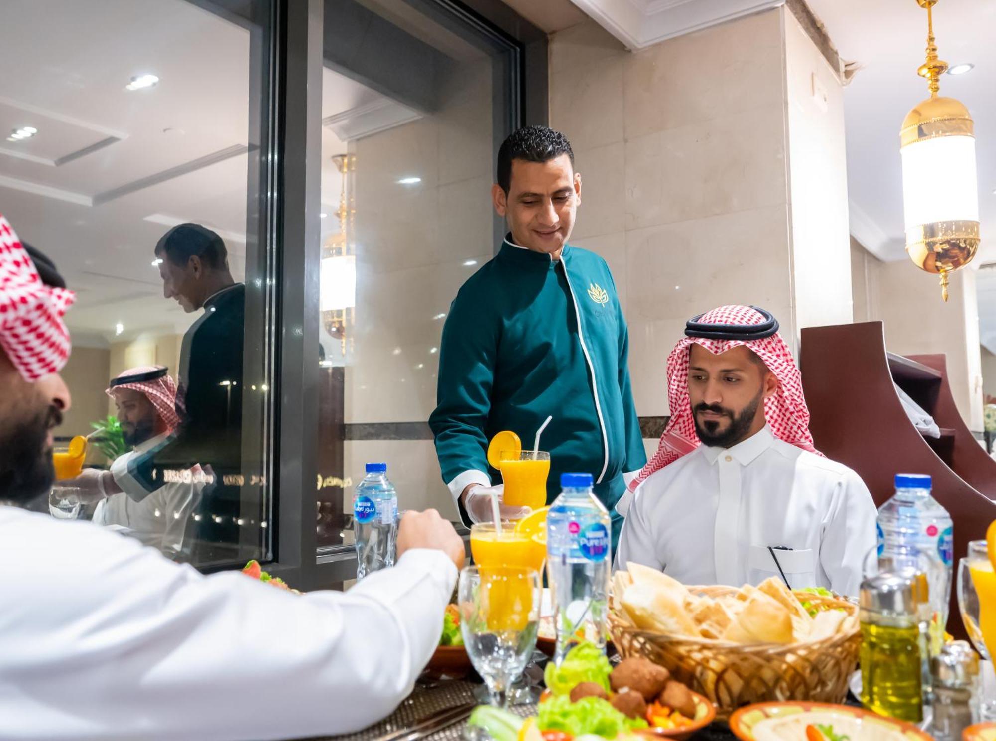 Shaza Regency Plaza Al Madinah Hotell Medina Exteriör bild A waiter serving guests at a restaurant in Riyadh, Saudi Arabia